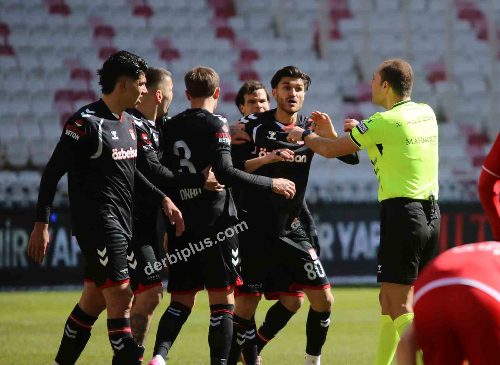 TRENDYOL 1. LİG'İN 29. HAFTASINDA ÖZBELSAN SİVASSPOR, EVİNDE KARŞILAŞTIĞI ANKARA KEÇİÖRENGÜCÜ'NE 1-0 MAĞLUP OLDU.