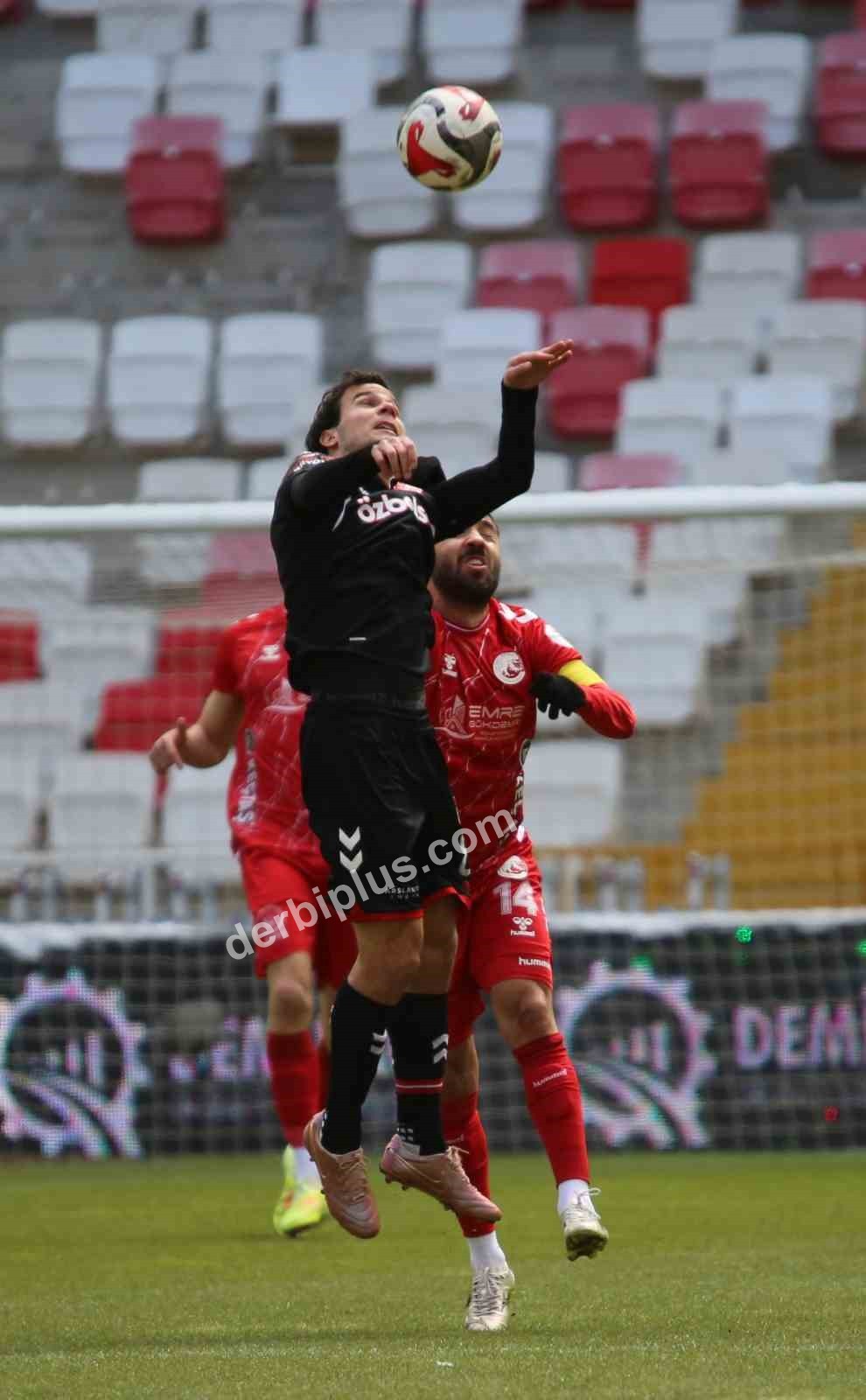 TRENDYOL 1. LİG'İN 29. HAFTASINDA ÖZBELSAN SİVASSPOR, EVİNDE ANKARA KEÇİÖRENGÜCÜ İLE KARŞILAŞTI. MÜSABAKA 1-0 ANKARA KEÇİÖRENGÜCÜ'NÜN ÜSTÜNLÜĞÜ İLE SONA ERDİ.