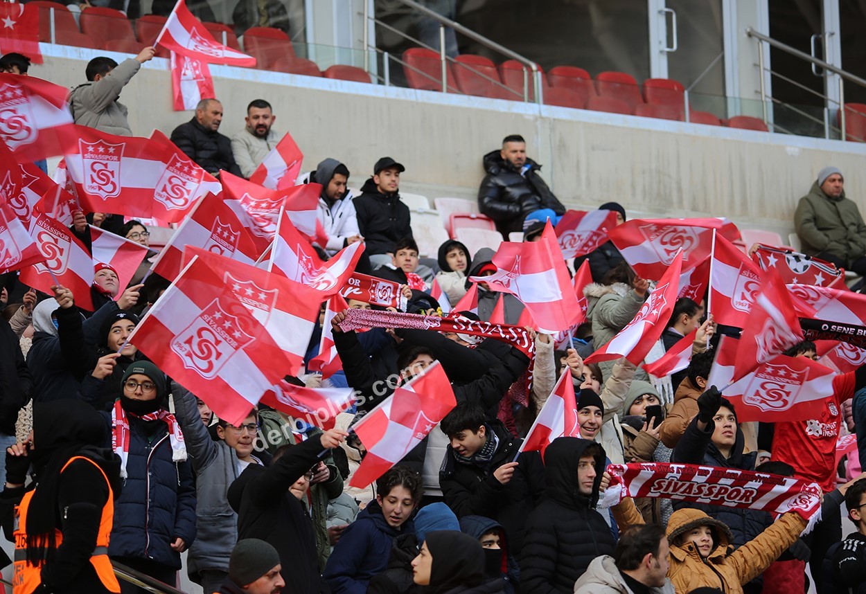 TRENDYOL 1. LİG'İN 29. HAFTASINDA ÖZBELSAN SİVASSPOR, EVİNDE ANKARA KEÇİÖRENGÜCÜ İLE KARŞILAŞTI. MÜSABAKA 1-0 ANKARA KEÇİÖRENGÜCÜ'NÜN ÜSTÜNLÜĞÜ İLE SONA ERDİ.