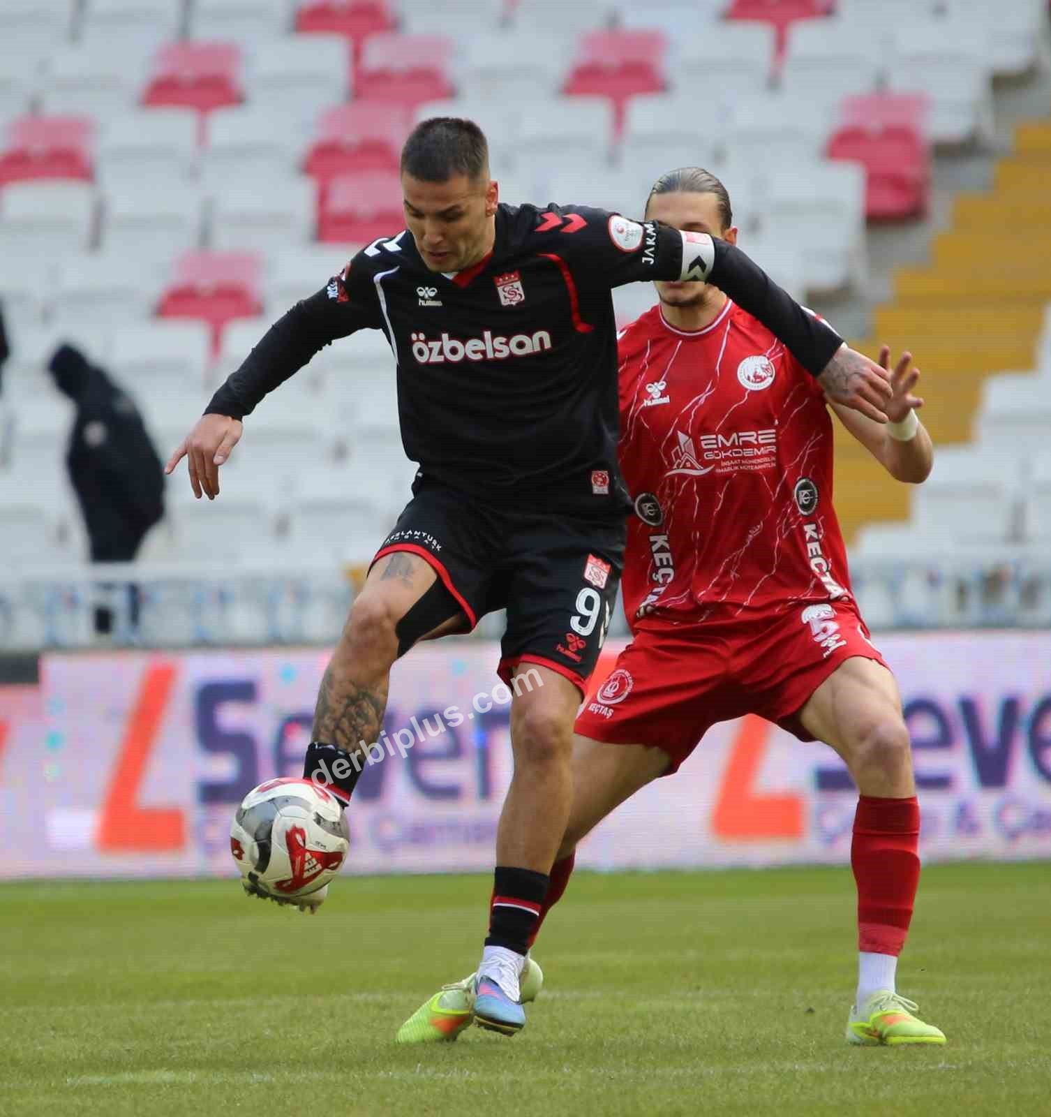 TRENDYOL 1. LİG'İN 29. HAFTASINDA ÖZBELSAN SİVASSPOR, EVİNDE ANKARA KEÇİÖRENGÜCÜ İLE KARŞILAŞTI. MÜSABAKA 1-0 ANKARA KEÇİÖRENGÜCÜ'NÜN ÜSTÜNLÜĞÜ İLE SONA ERDİ.