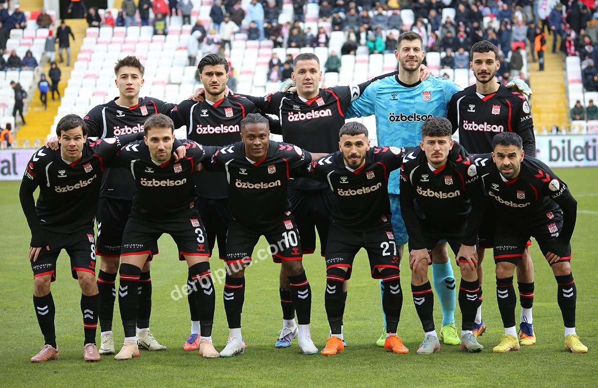 TRENDYOL 1. LİG'İN 29. HAFTASINDA ÖZBELSAN SİVASSPOR, EVİNDE ANKARA KEÇİÖRENGÜCÜ İLE KARŞILAŞTI. MÜSABAKA 1-0 ANKARA KEÇİÖRENGÜCÜ'NÜN ÜSTÜNLÜĞÜ İLE SONA ERDİ.