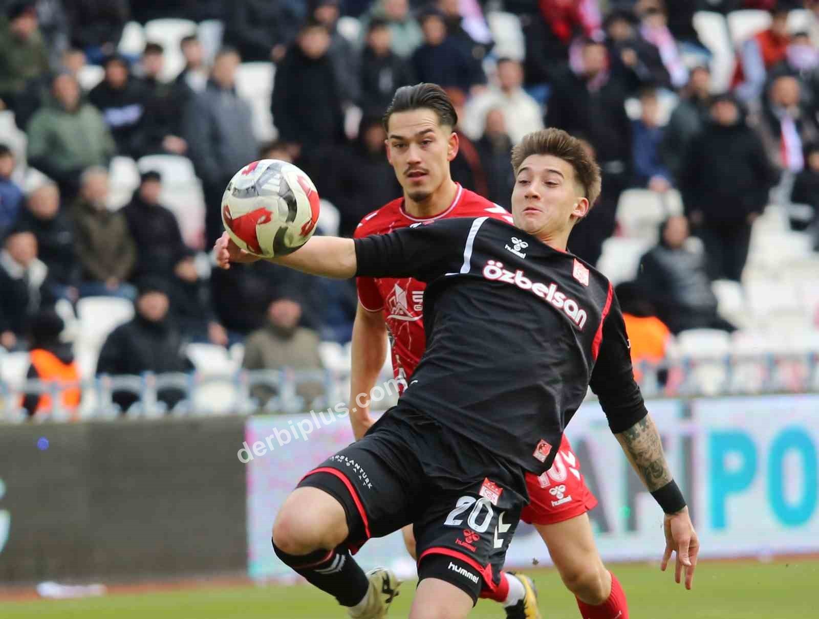 TRENDYOL 1. LİG'İN 29. HAFTASINDA ÖZBELSAN SİVASSPOR, EVİNDE ANKARA KEÇİÖRENGÜCÜ İLE KARŞILAŞTI. MÜSABAKA 1-0 ANKARA KEÇİÖRENGÜCÜ'NÜN ÜSTÜNLÜĞÜ İLE SONA ERDİ.