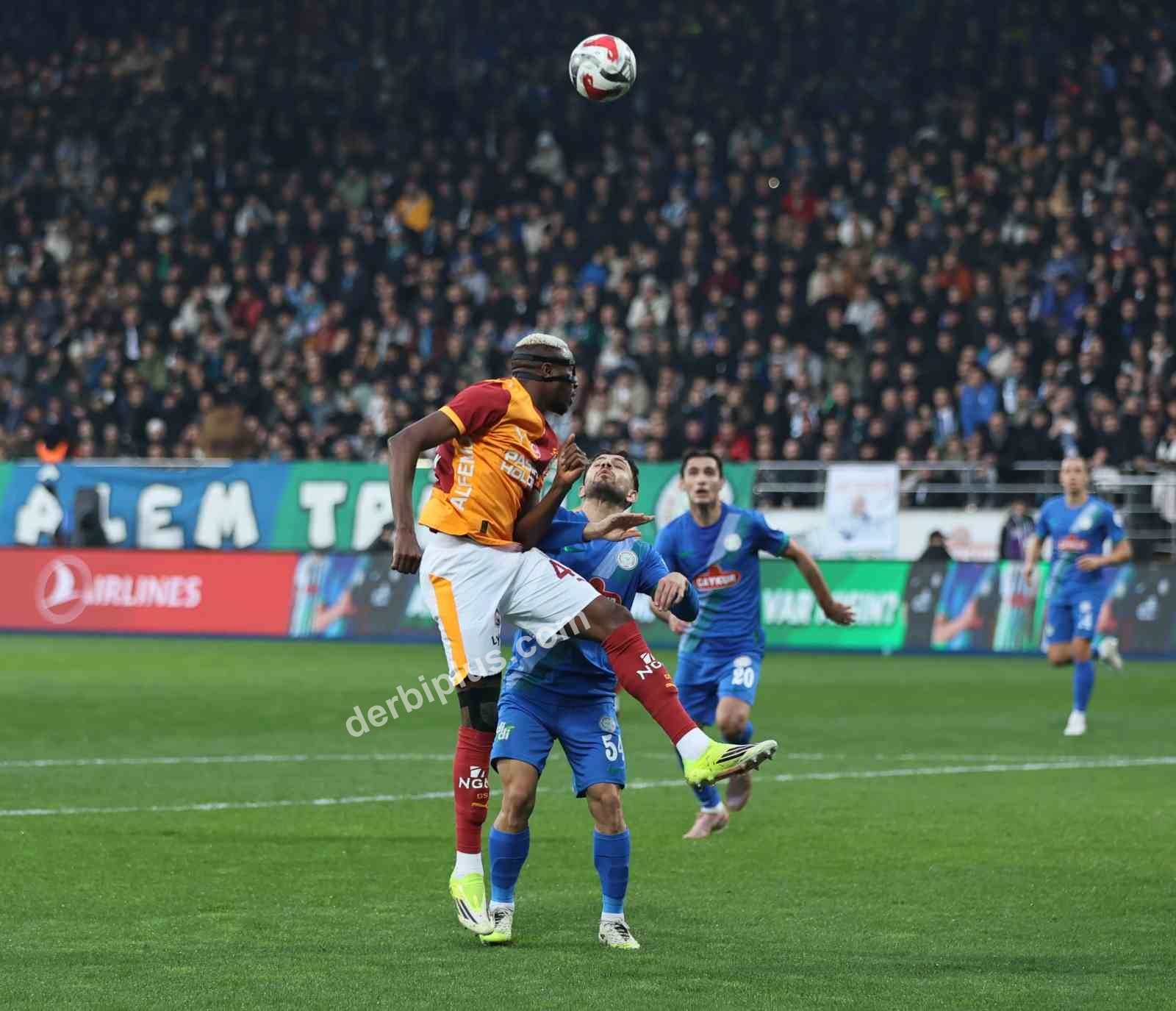 TRENDYOL SÜPER LİG'İN 21. HAFTASINDA ÇAYKUR RİZESPOR, GALATASARAY'I AĞIRLIYOR. KARŞILAŞMANIN İLK YARISI KONUK EKİBİN 1-0'LIK ÜSTÜNLÜĞÜYLE TAMAMLANDI.
