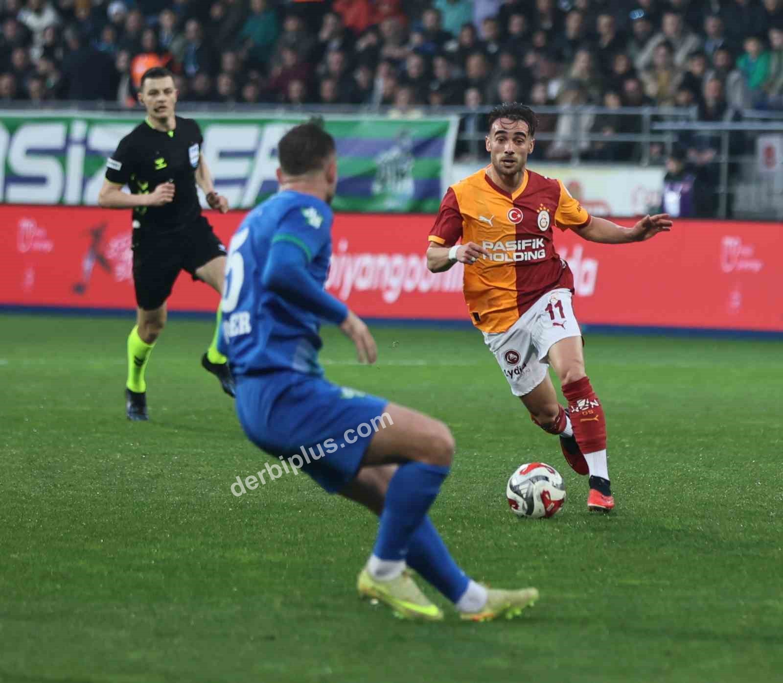 TRENDYOL SÜPER LİG'İN 21. HAFTASINDA ÇAYKUR RİZESPOR, GALATASARAY'I AĞIRLIYOR. KARŞILAŞMANIN İLK YARISI KONUK EKİBİN 1-0'LIK ÜSTÜNLÜĞÜYLE TAMAMLANDI.