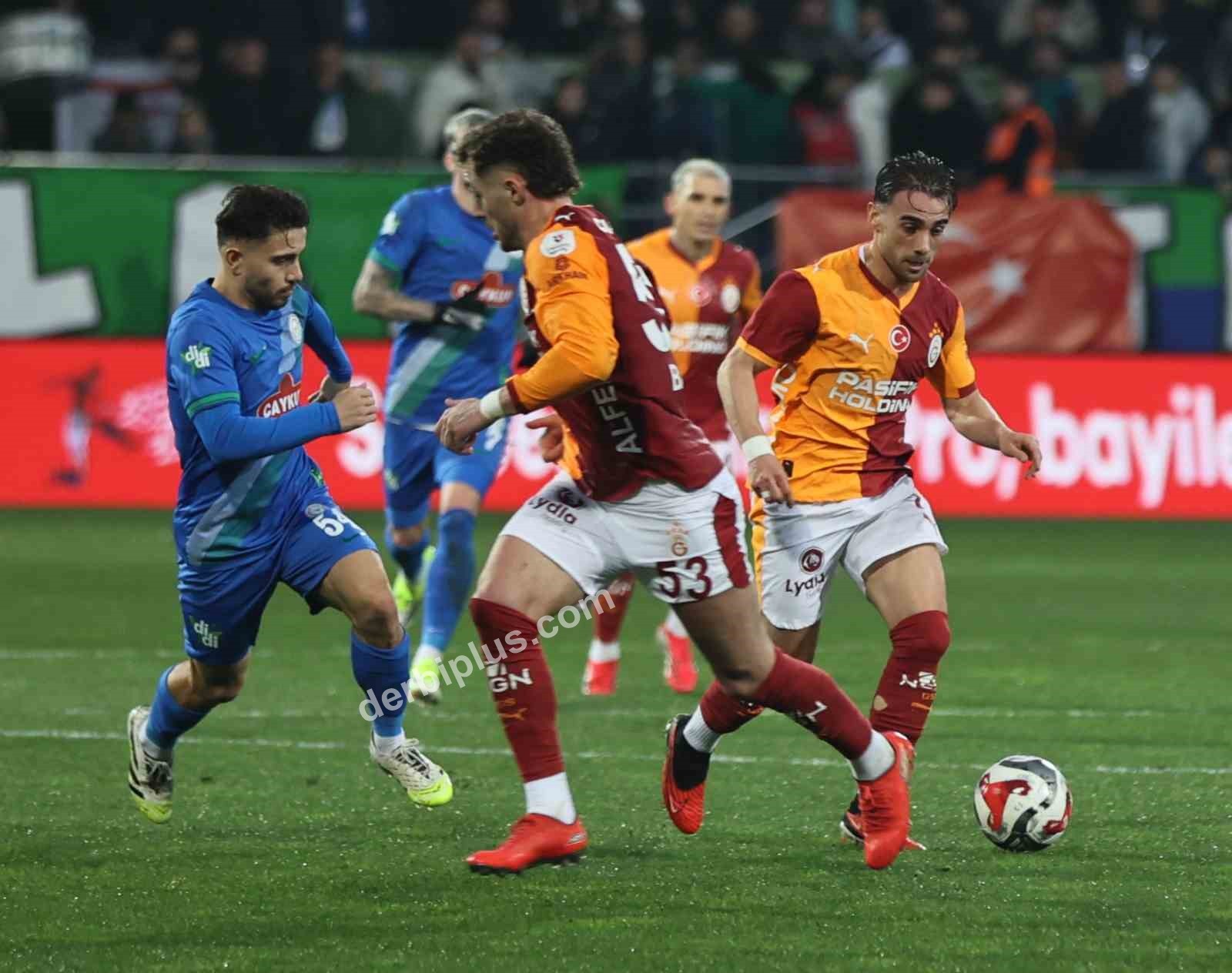 TRENDYOL SÜPER LİG'İN 21. HAFTASINDA ÇAYKUR RİZESPOR, GALATASARAY'I AĞIRLIYOR. KARŞILAŞMANIN İLK YARISI KONUK EKİBİN 1-0'LIK ÜSTÜNLÜĞÜYLE TAMAMLANDI.