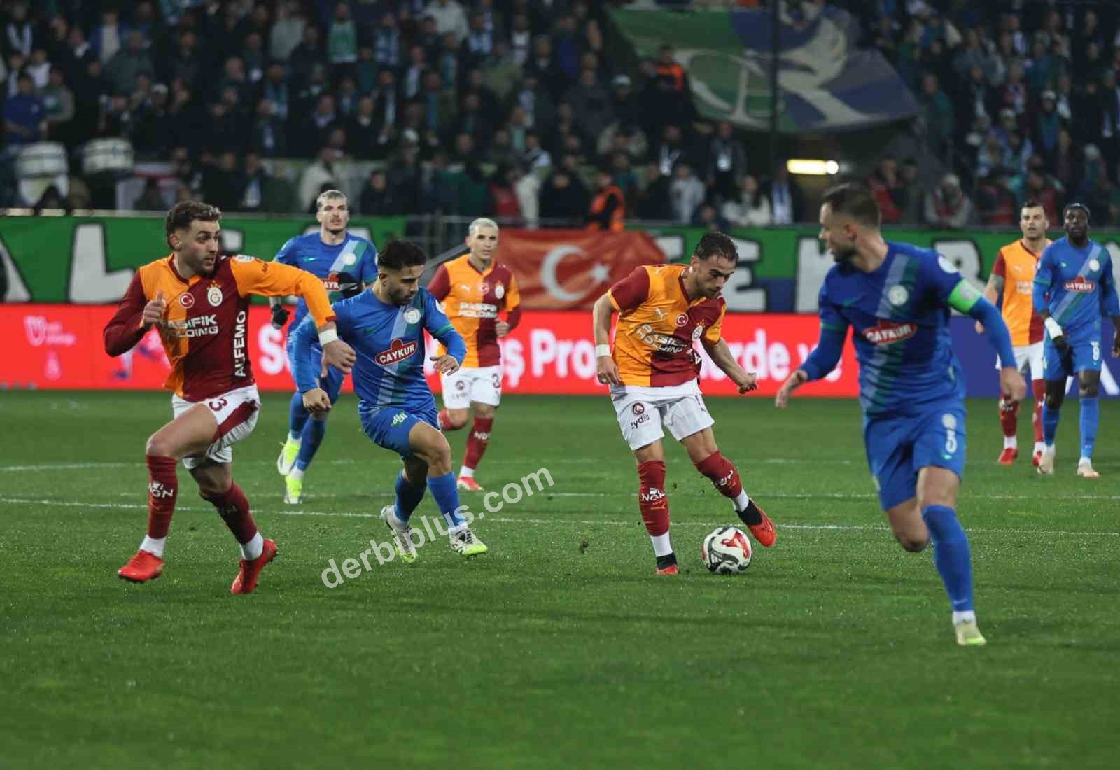TRENDYOL SÜPER LİG'İN 21. HAFTASINDA ÇAYKUR RİZESPOR, GALATASARAY'I AĞIRLIYOR. KARŞILAŞMANIN İLK YARISI KONUK EKİBİN 1-0'LIK ÜSTÜNLÜĞÜYLE TAMAMLANDI.