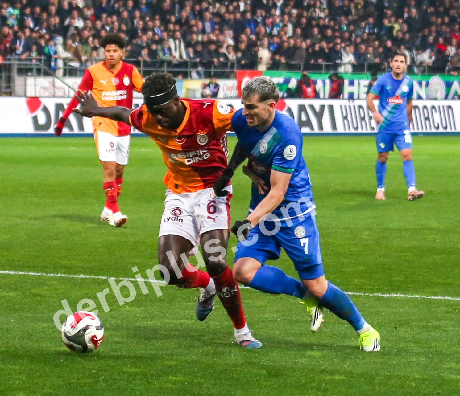 TRENDYOL SÜPER LİG'İN 21. HAFTASINDA ÇAYKUR RİZESPOR, GALATASARAY'I AĞIRLIYOR. KARŞILAŞMANIN İLK YARISI KONUK EKİBİN 1-0'LIK ÜSTÜNLÜĞÜYLE TAMAMLANDI.