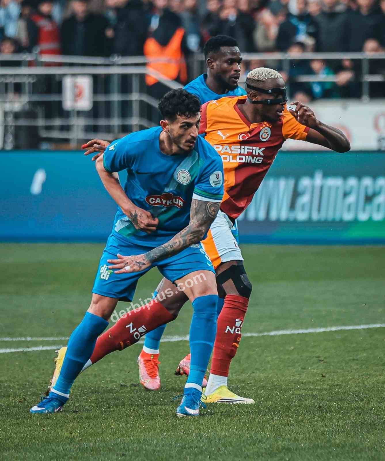 TRENDYOL SÜPER LİG'İN 21. HAFTASINDA ÇAYKUR RİZESPOR, GALATASARAY'I AĞIRLIYOR. KARŞILAŞMANIN İLK YARISI KONUK EKİBİN 1-0'LIK ÜSTÜNLÜĞÜYLE TAMAMLANDI.