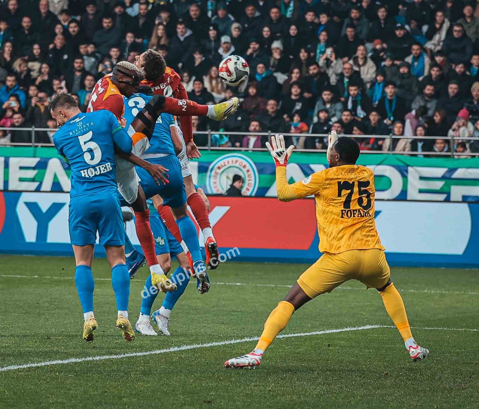 TRENDYOL SÜPER LİG'İN 21. HAFTASINDA ÇAYKUR RİZESPOR, GALATASARAY'I AĞIRLIYOR. KARŞILAŞMANIN İLK YARISI KONUK EKİBİN 1-0'LIK ÜSTÜNLÜĞÜYLE TAMAMLANDI.