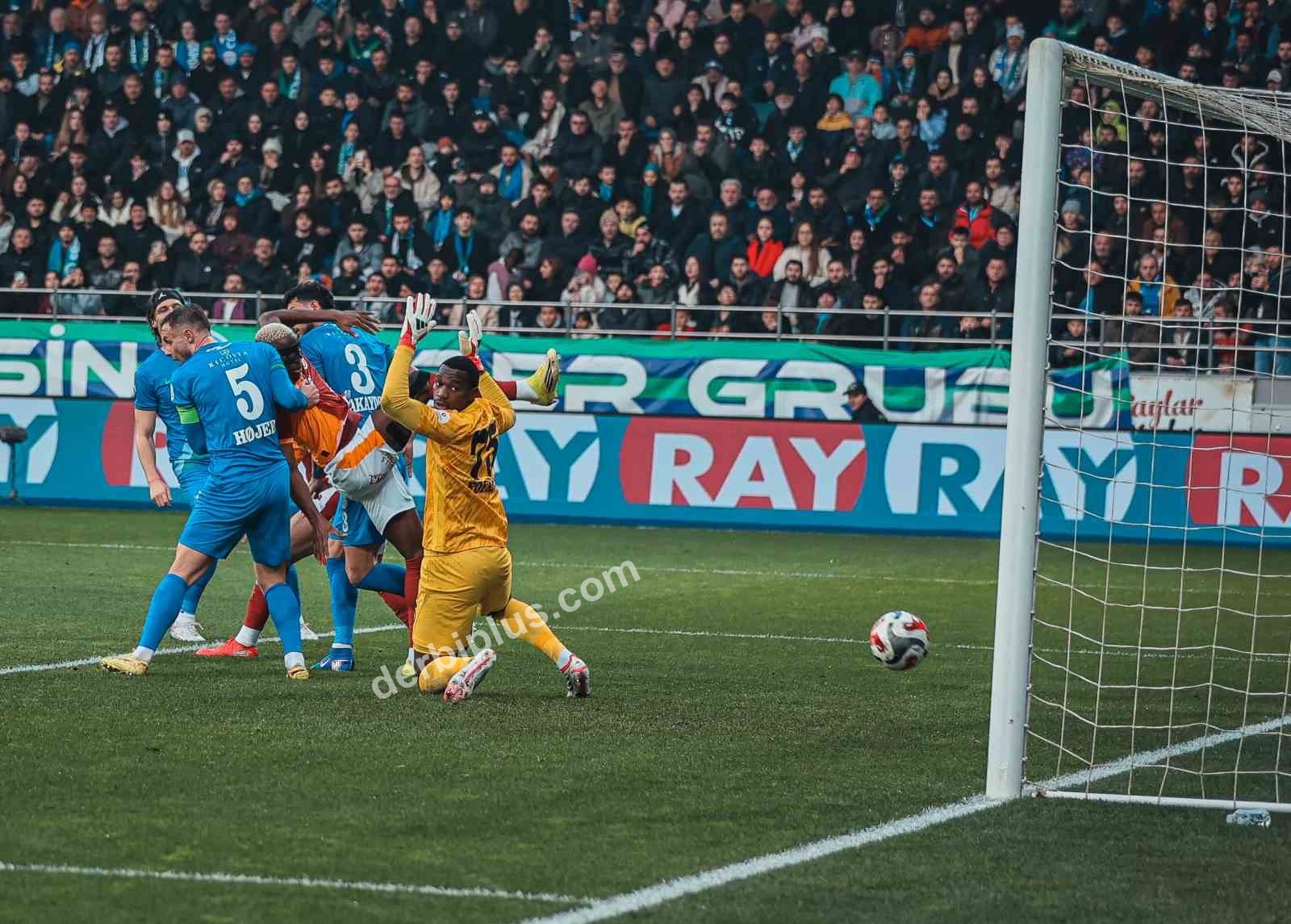 TRENDYOL SÜPER LİG'İN 21. HAFTASINDA ÇAYKUR RİZESPOR, GALATASARAY'I AĞIRLIYOR. KARŞILAŞMANIN İLK YARISI KONUK EKİBİN 1-0'LIK ÜSTÜNLÜĞÜYLE TAMAMLANDI.