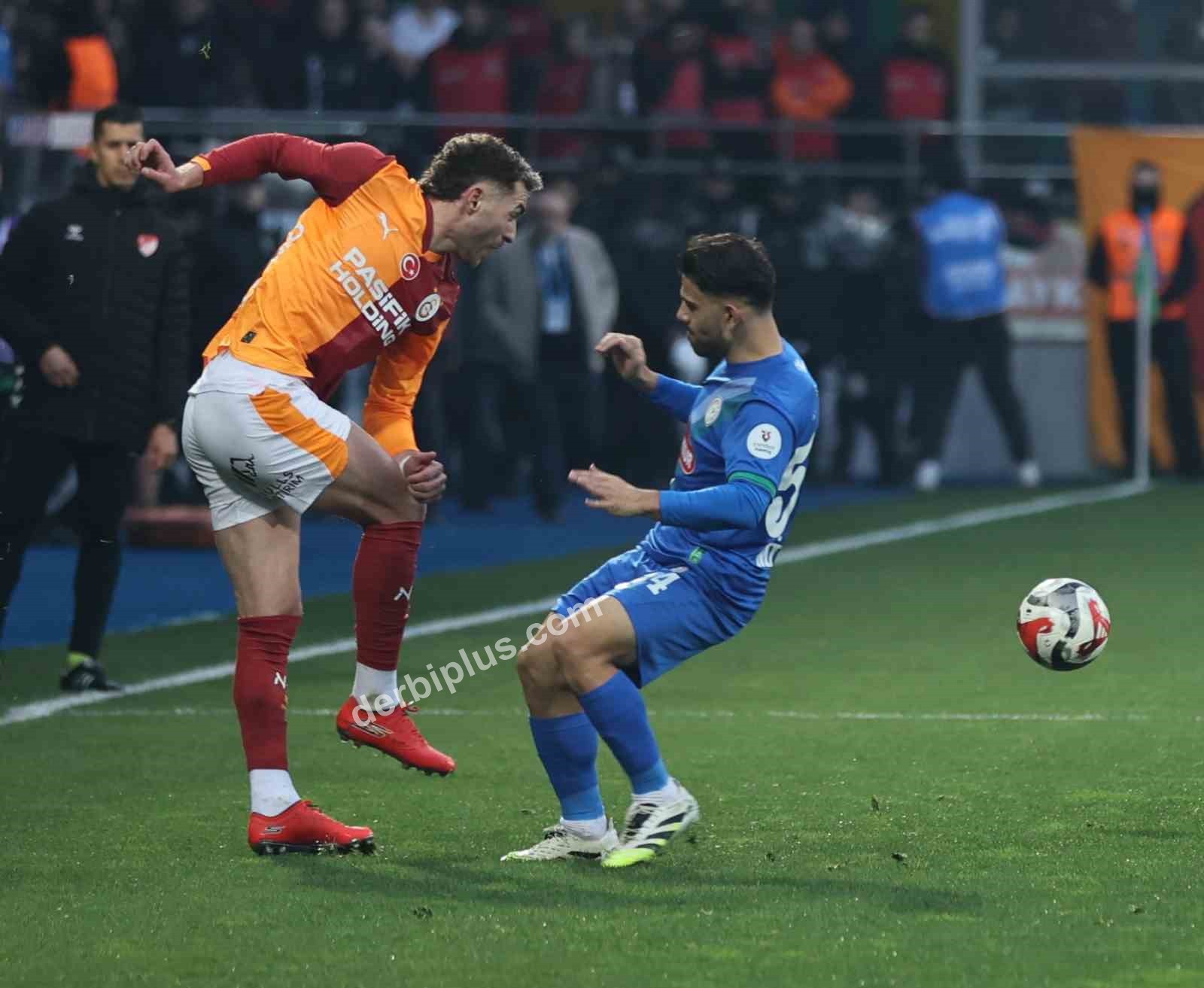 TRENDYOL SÜPER LİG'İN 21. HAFTASINDA ÇAYKUR RİZESPOR, GALATASARAY'I AĞIRLIYOR. KARŞILAŞMANIN İLK YARISI KONUK EKİBİN 1-0'LIK ÜSTÜNLÜĞÜYLE TAMAMLANDI.