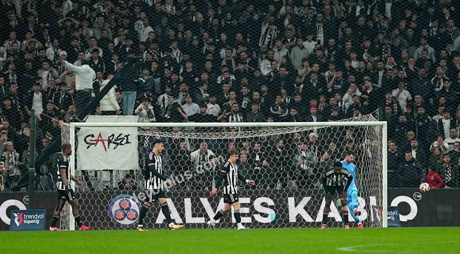 Trendyol Süper Lig: Beşiktaş: 1 - Corendon Alanyaspor: 2 (İlk yarı)