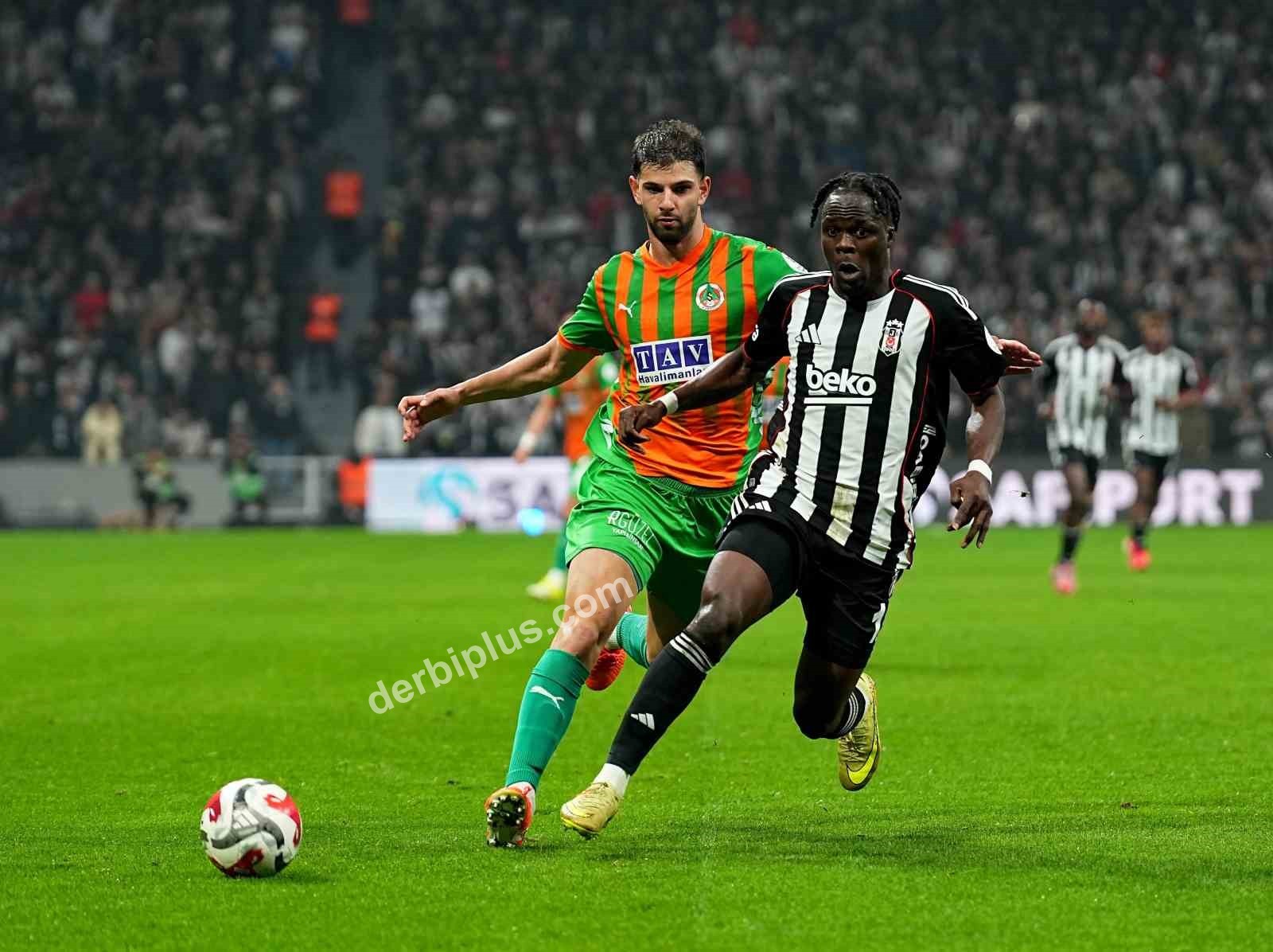 TRENDYOL SÜPER LİG'İN 21. HAFTASINDA BEŞİKTAŞ, CORENDON ALANYASPOR’U KONUK EDİYOR. MÜCADELENİN İLK YARISI TURUNCU-YEŞİLLİLERİN 2-1'LİK ÜSTÜNLÜĞÜYLE SONA ERDİ.