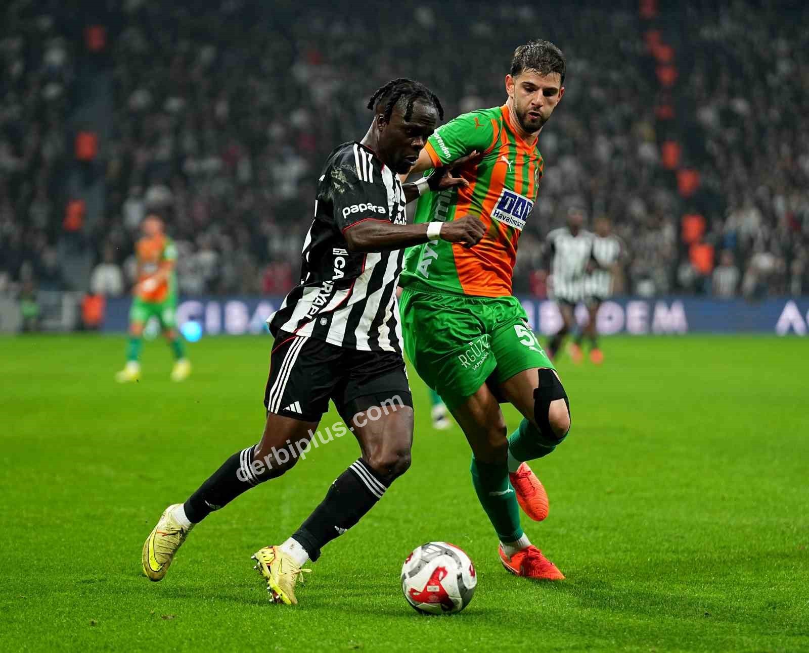 TRENDYOL SÜPER LİG'İN 21. HAFTASINDA BEŞİKTAŞ, CORENDON ALANYASPOR’U KONUK EDİYOR. MÜCADELENİN İLK YARISI TURUNCU-YEŞİLLİLERİN 2-1'LİK ÜSTÜNLÜĞÜYLE SONA ERDİ.