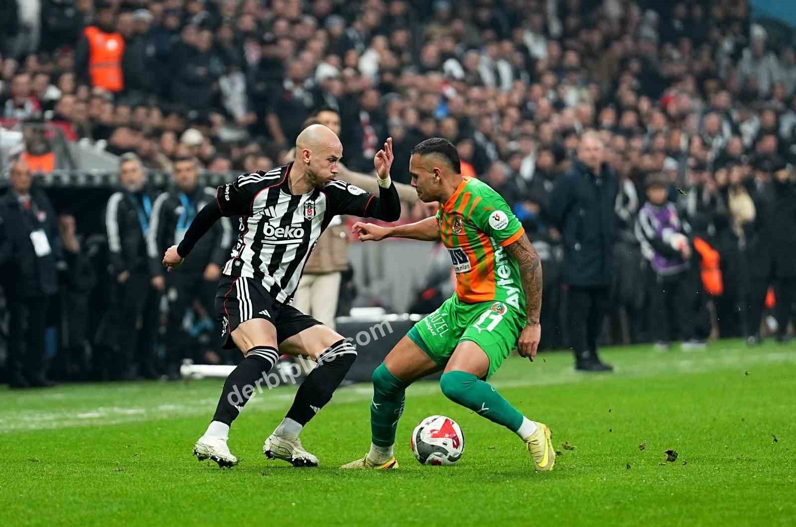TRENDYOL SÜPER LİG'İN 21. HAFTASINDA BEŞİKTAŞ, CORENDON ALANYASPOR’U KONUK EDİYOR. MÜCADELENİN İLK YARISI TURUNCU-YEŞİLLİLERİN 2-1'LİK ÜSTÜNLÜĞÜYLE SONA ERDİ.