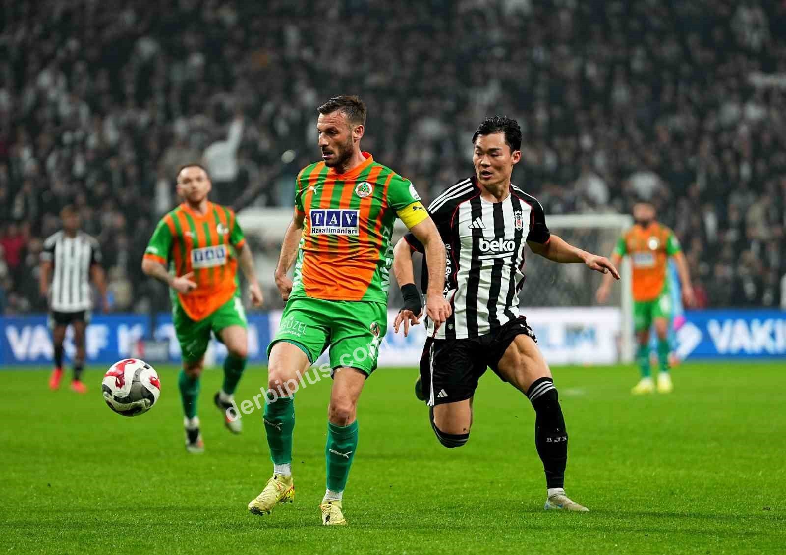 TRENDYOL SÜPER LİG'İN 21. HAFTASINDA BEŞİKTAŞ, CORENDON ALANYASPOR’U KONUK EDİYOR. MÜCADELENİN İLK YARISI TURUNCU-YEŞİLLİLERİN 2-1'LİK ÜSTÜNLÜĞÜYLE SONA ERDİ.