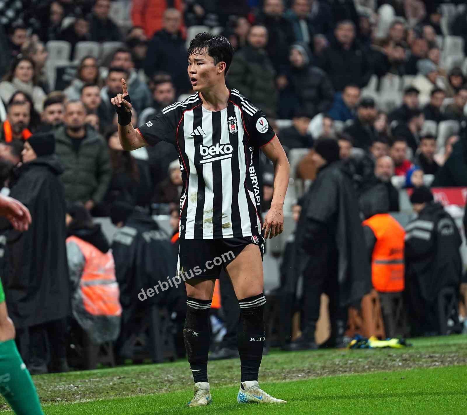 TRENDYOL SÜPER LİG'İN 21. HAFTASINDA BEŞİKTAŞ, CORENDON ALANYASPOR’U KONUK EDİYOR. MÜCADELENİN İLK YARISI TURUNCU-YEŞİLLİLERİN 2-1'LİK ÜSTÜNLÜĞÜYLE SONA ERDİ.