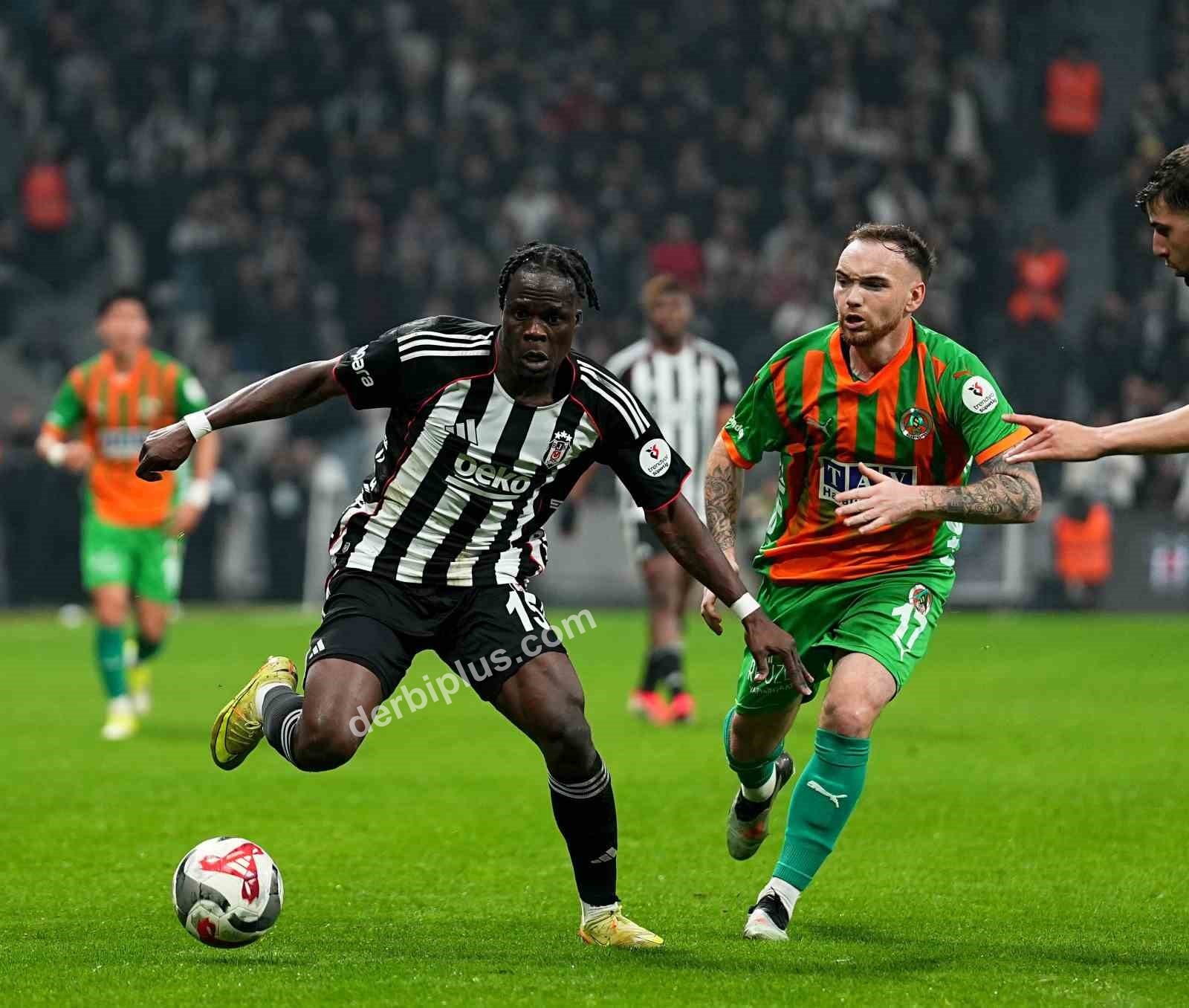 TRENDYOL SÜPER LİG'İN 21. HAFTASINDA BEŞİKTAŞ, CORENDON ALANYASPOR’U KONUK EDİYOR. MÜCADELENİN İLK YARISI TURUNCU-YEŞİLLİLERİN 2-1'LİK ÜSTÜNLÜĞÜYLE SONA ERDİ.