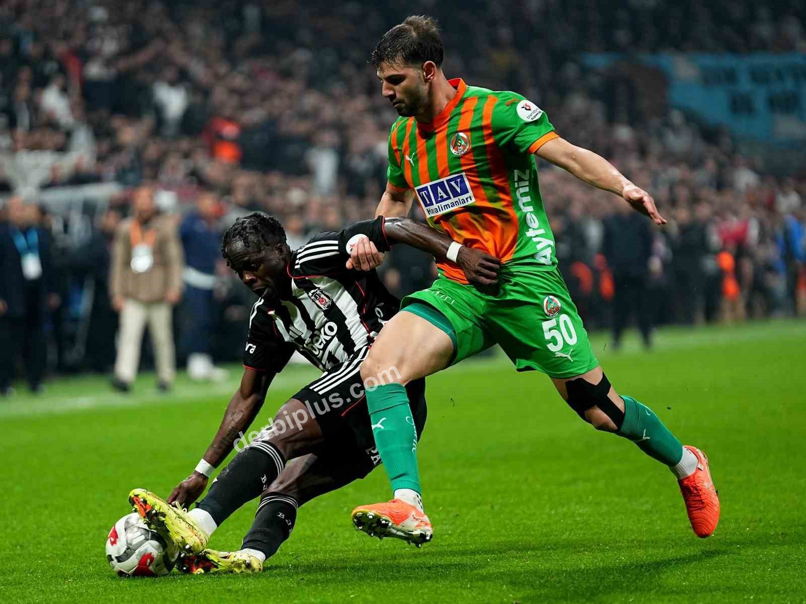 TRENDYOL SÜPER LİG'İN 21. HAFTASINDA BEŞİKTAŞ, CORENDON ALANYASPOR’U KONUK EDİYOR. MÜCADELENİN İLK YARISI TURUNCU-YEŞİLLİLERİN 2-1'LİK ÜSTÜNLÜĞÜYLE SONA ERDİ.