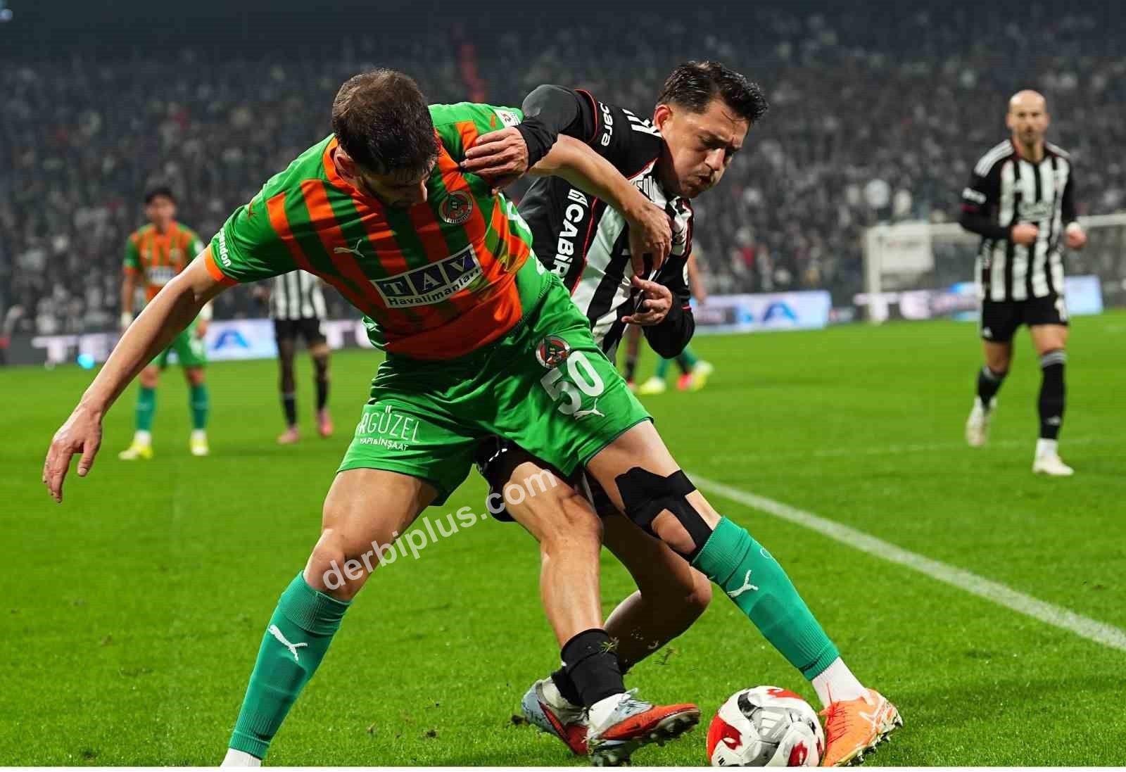 TRENDYOL SÜPER LİG'İN 21. HAFTASINDA BEŞİKTAŞ, CORENDON ALANYASPOR’U KONUK EDİYOR. MÜCADELENİN İLK YARISI TURUNCU-YEŞİLLİLERİN 2-1'LİK ÜSTÜNLÜĞÜYLE SONA ERDİ.