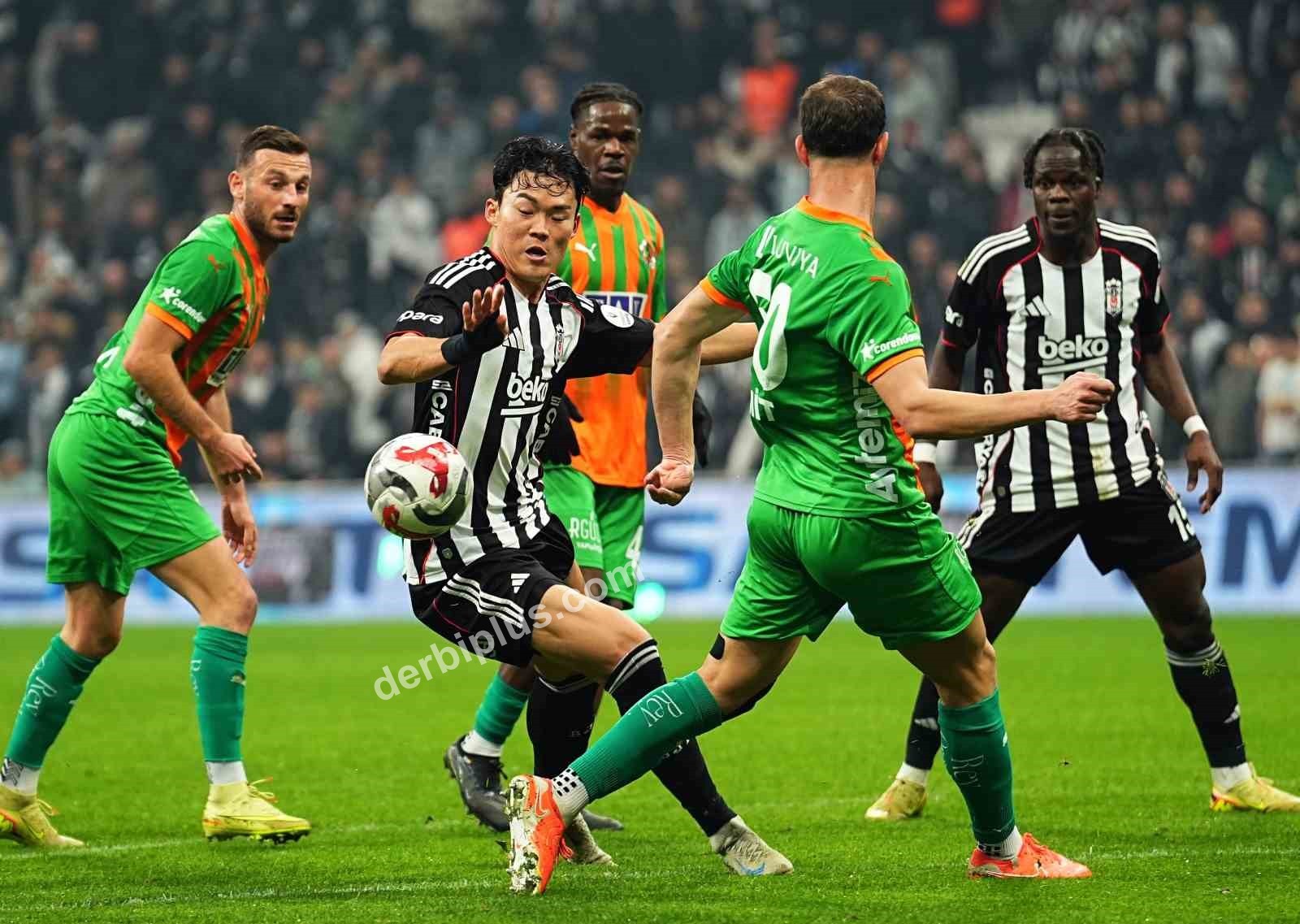 TRENDYOL SÜPER LİG'İN 21. HAFTASINDA BEŞİKTAŞ, CORENDON ALANYASPOR’U KONUK EDİYOR. MÜCADELENİN İLK YARISI TURUNCU-YEŞİLLİLERİN 2-1'LİK ÜSTÜNLÜĞÜYLE SONA ERDİ.