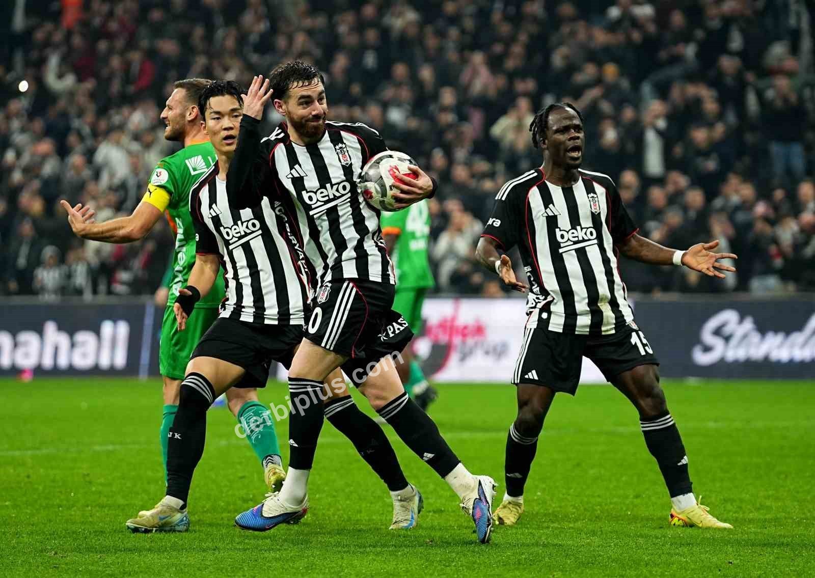 TRENDYOL SÜPER LİG'İN 21. HAFTASINDA BEŞİKTAŞ, CORENDON ALANYASPOR’U KONUK EDİYOR. MÜCADELENİN İLK YARISI TURUNCU-YEŞİLLİLERİN 2-1'LİK ÜSTÜNLÜĞÜYLE SONA ERDİ.