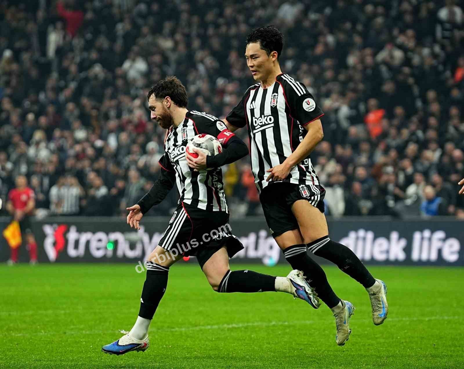 TRENDYOL SÜPER LİG'İN 21. HAFTASINDA BEŞİKTAŞ, CORENDON ALANYASPOR’U KONUK EDİYOR. MÜCADELENİN İLK YARISI TURUNCU-YEŞİLLİLERİN 2-1'LİK ÜSTÜNLÜĞÜYLE SONA ERDİ.