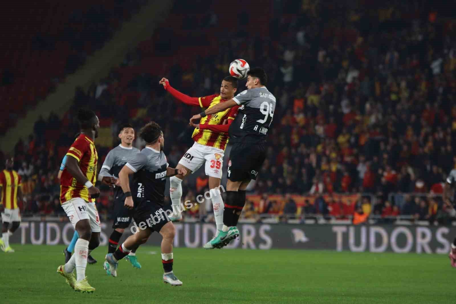 TRENDYOL SÜPER LİG'İN 20. HAFTASINDA GÖZTEPE, SAHASINDA KARŞILAŞTIĞI FATİH KARAGÜMRÜK'Ü 2-1 MAĞLUP ETTİ.