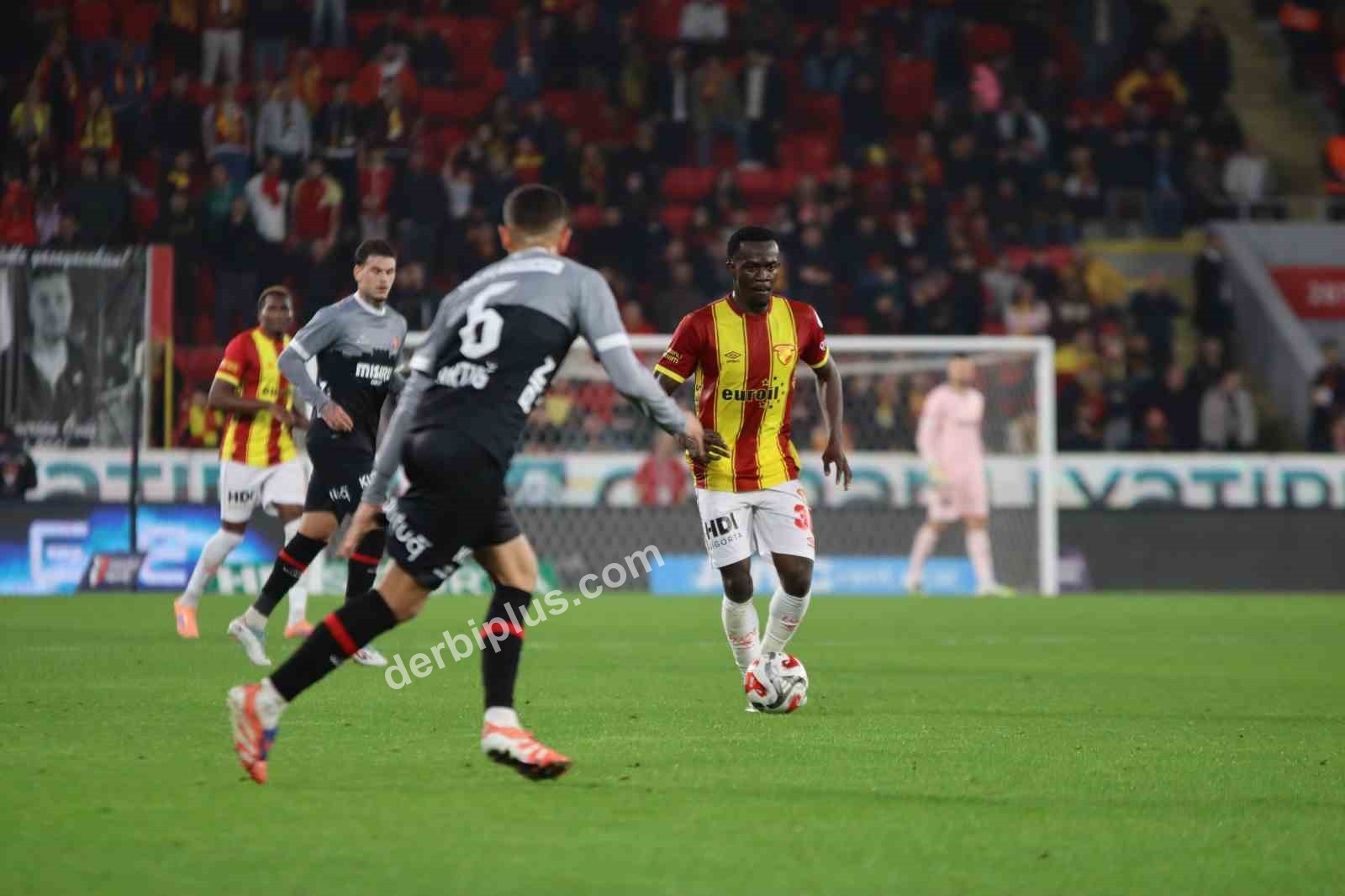 TRENDYOL SÜPER LİG'İN 20. HAFTASINDA GÖZTEPE, SAHASINDA KARŞILAŞTIĞI FATİH KARAGÜMRÜK'Ü 2-1 MAĞLUP ETTİ.