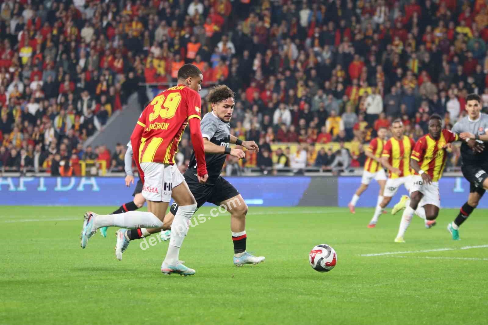 TRENDYOL SÜPER LİG'İN 20. HAFTASINDA GÖZTEPE, SAHASINDA KARŞILAŞTIĞI FATİH KARAGÜMRÜK'Ü 2-1 MAĞLUP ETTİ.