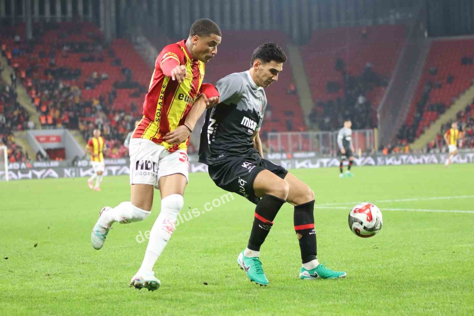 TRENDYOL SÜPER LİG'İN 20. HAFTASINDA GÖZTEPE, SAHASINDA KARŞILAŞTIĞI FATİH KARAGÜMRÜK'Ü 2-1 MAĞLUP ETTİ.
