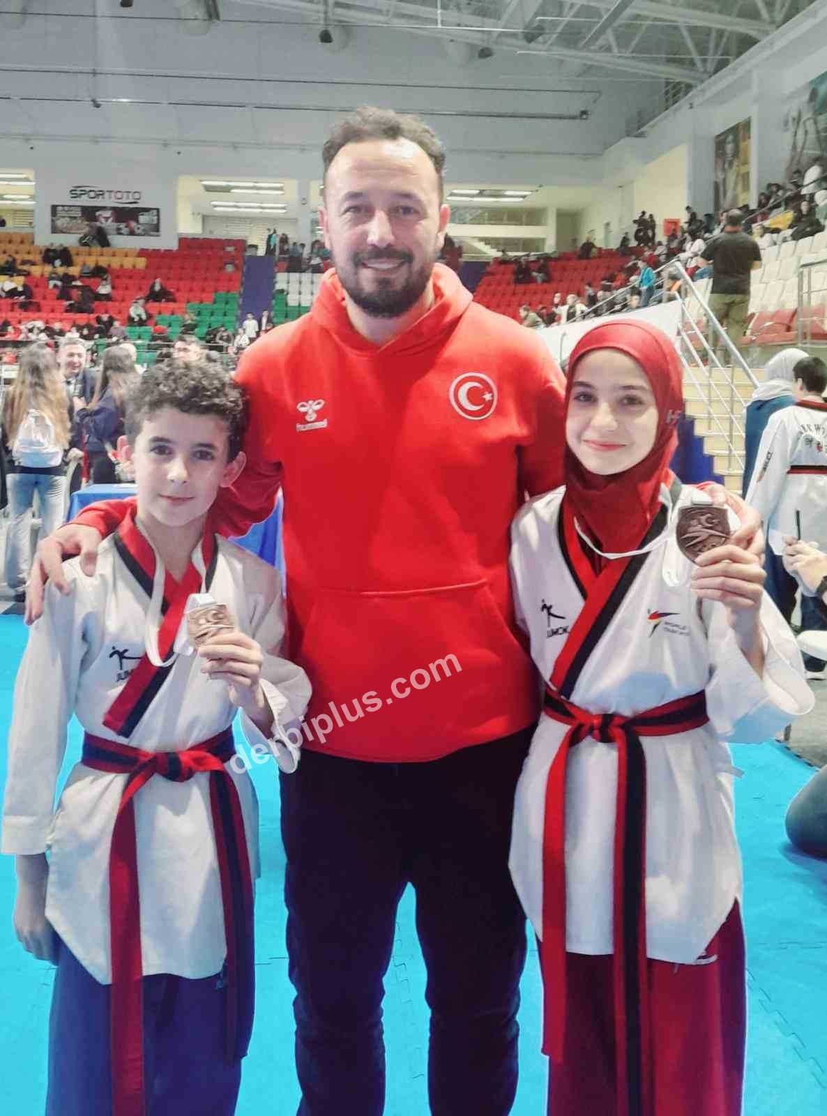 ANKARA DA DÜZENLENEN TÜRKİYE TEAKWONDA POOMSAE ŞAMPİYONASI'NA KATILAN KAYSERİLİ SPORCULAR 2 BRONZ MADALYA KAZANDI.