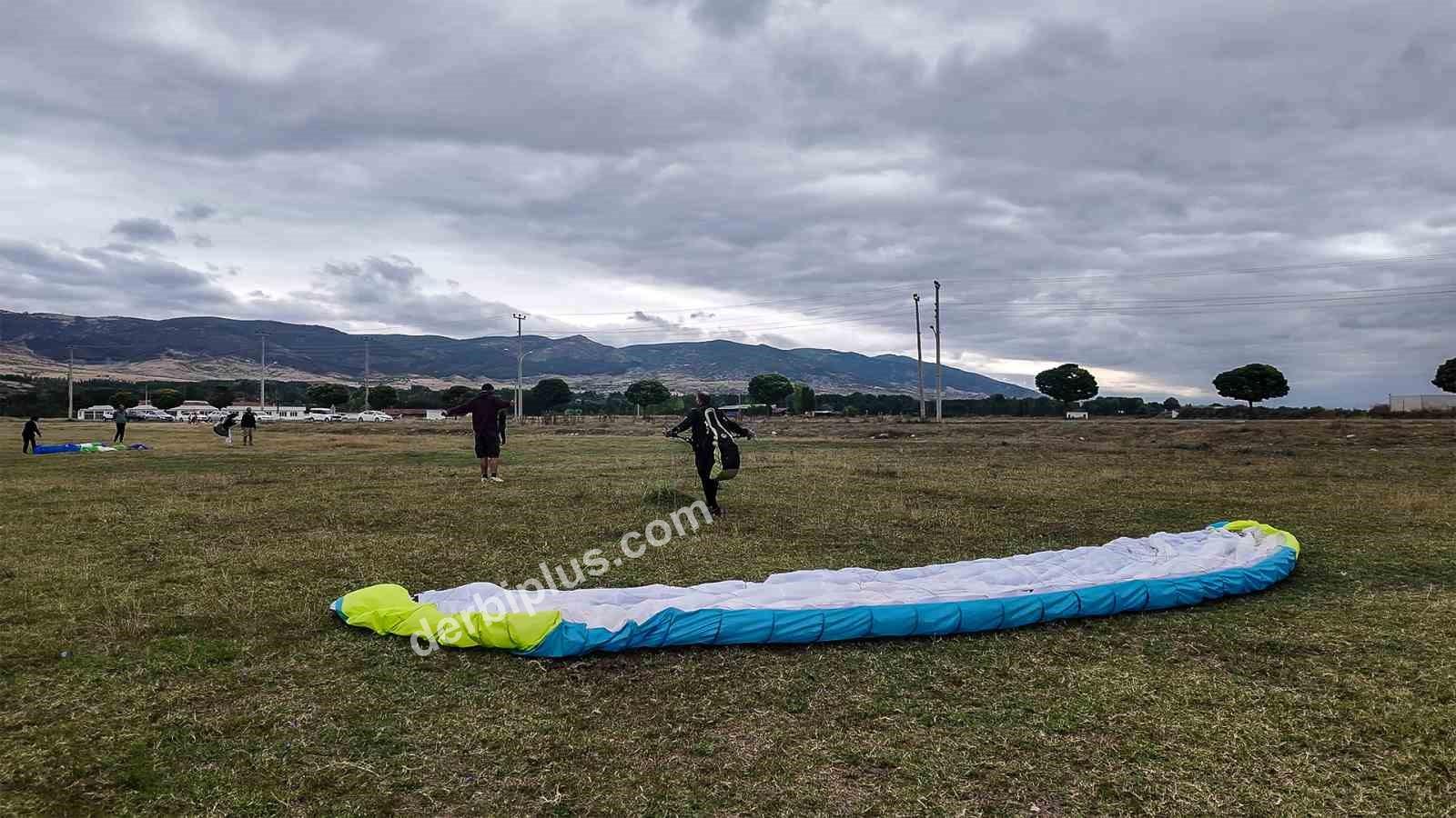 Turhal’da yamaç paraşütü eğitimini tamamlayan 15 kursiyer P2 lisansı almaya hak kazandı