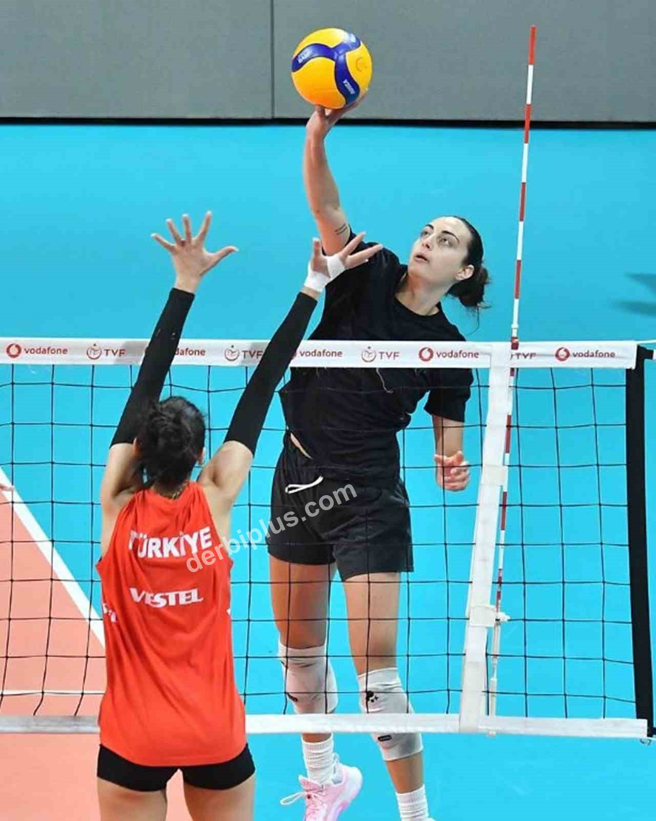 TÜRKİYE VOLEYBOL FEDERASYONU 2. LİG KADINLAR G GRUBU ÇEYREK FİNAL MAÇLARI 13-14-15 ŞUBAT 2026 TARİHLERİ ARASINDA SARAYKÖY’DE YAPILACAK. 4 TAKIMIN KATILACAĞI GRUP MAÇLARI SONUNDA 2 TAKIM YARI FİNAL BİLETİNİ ALACAK.