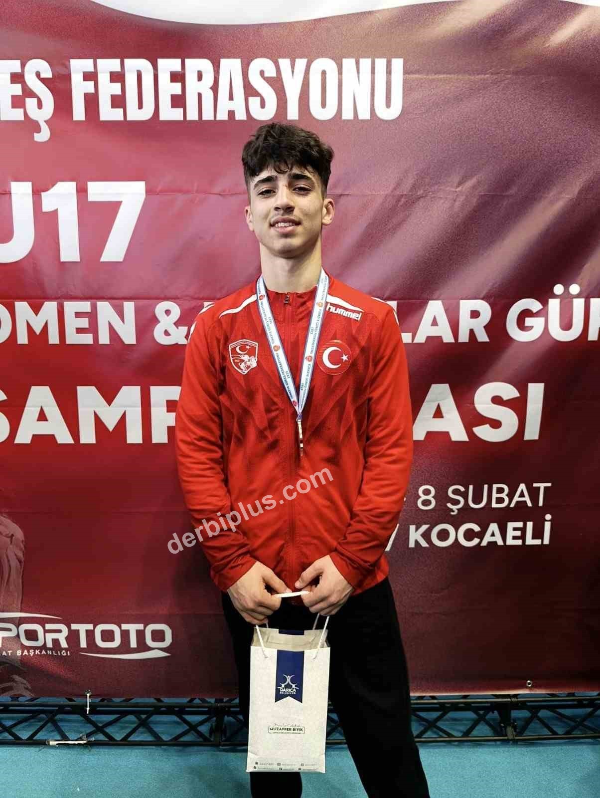 YUNUSEMRE BELEDİYESPOR’UN BAŞARILI GÜREŞÇİSİ CİVAN YALÇIN, KOCAELİ’NİN DARICA İLÇESİNDE DÜZENLENEN U17 GREKOROMEN GÜREŞ TÜRKİYE ŞAMPİYONASI’NDA 55 KİLODA BRONZ MADALYA KAZANARAK MANİSA’NIN GURURU OLDU.