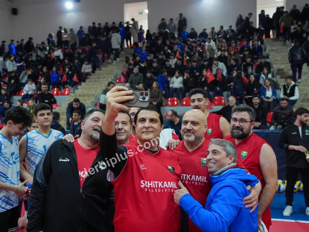 ŞEHİTKAMİL BELEDİYE BAŞKANI UMUT YILMAZ, SOSYAL MEDYA ÜZERİNDEN PAYLAŞTIKLARI VİDEO İLE KENDİSİNE MEYDAN OKUYAN KAMİL OCAK SPOR LİSESİ ÖĞRENCİLERİNİN MAÇ DAVETİNİ GERİ ÇEVİRMEDİ. BELEDİYE YÖNETİCİLERİNDEN OLUŞAN TAKIMLA GENÇLERLE KOZLARINI PAYLAŞAN YILMAZ, MÜCADELEYİ GALİBİYETLE TAMAMLADI. GENÇLERE ANKARA GEZİSİ MÜJDESİ VERDİ.