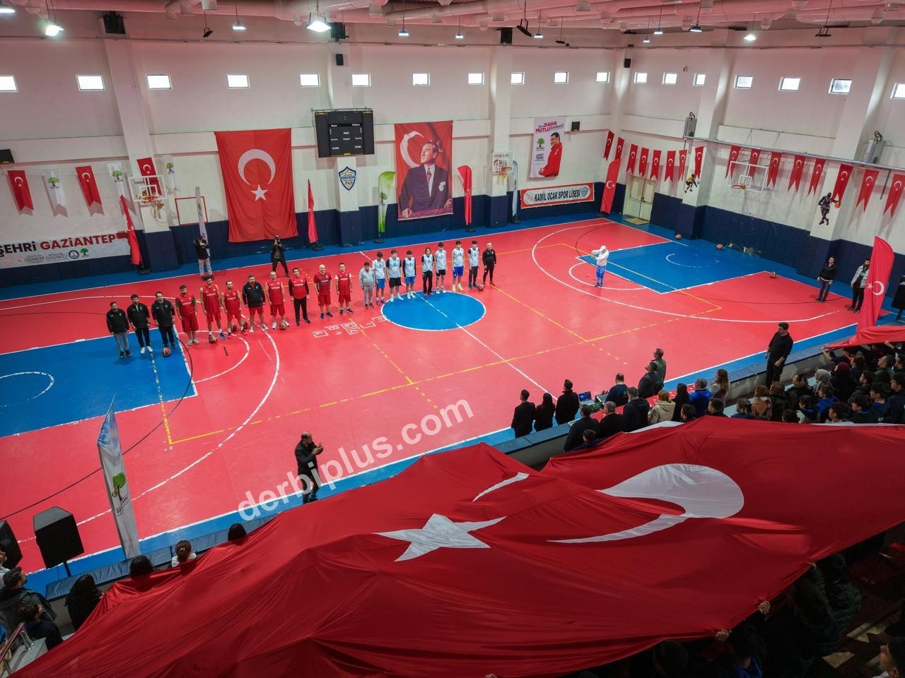 ŞEHİTKAMİL BELEDİYE BAŞKANI UMUT YILMAZ, SOSYAL MEDYA ÜZERİNDEN PAYLAŞTIKLARI VİDEO İLE KENDİSİNE MEYDAN OKUYAN KAMİL OCAK SPOR LİSESİ ÖĞRENCİLERİNİN MAÇ DAVETİNİ GERİ ÇEVİRMEDİ. BELEDİYE YÖNETİCİLERİNDEN OLUŞAN TAKIMLA GENÇLERLE KOZLARINI PAYLAŞAN YILMAZ, MÜCADELEYİ GALİBİYETLE TAMAMLADI. GENÇLERE ANKARA GEZİSİ MÜJDESİ VERDİ.