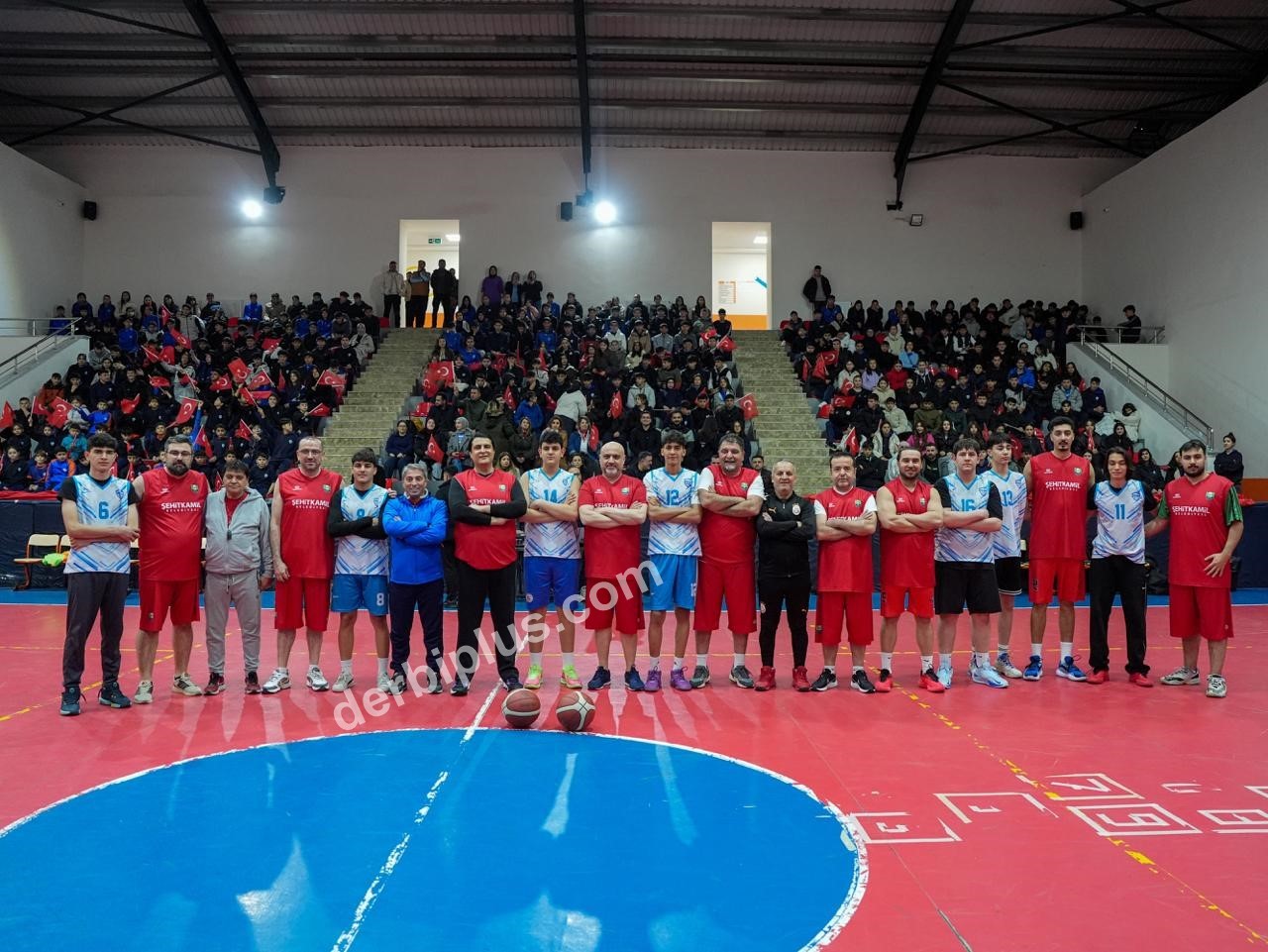 ŞEHİTKAMİL BELEDİYE BAŞKANI UMUT YILMAZ, SOSYAL MEDYA ÜZERİNDEN PAYLAŞTIKLARI VİDEO İLE KENDİSİNE MEYDAN OKUYAN KAMİL OCAK SPOR LİSESİ ÖĞRENCİLERİNİN MAÇ DAVETİNİ GERİ ÇEVİRMEDİ. BELEDİYE YÖNETİCİLERİNDEN OLUŞAN TAKIMLA GENÇLERLE KOZLARINI PAYLAŞAN YILMAZ, MÜCADELEYİ GALİBİYETLE TAMAMLADI. GENÇLERE ANKARA GEZİSİ MÜJDESİ VERDİ.