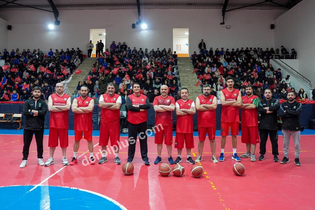 ŞEHİTKAMİL BELEDİYE BAŞKANI UMUT YILMAZ, SOSYAL MEDYA ÜZERİNDEN PAYLAŞTIKLARI VİDEO İLE KENDİSİNE MEYDAN OKUYAN KAMİL OCAK SPOR LİSESİ ÖĞRENCİLERİNİN MAÇ DAVETİNİ GERİ ÇEVİRMEDİ. BELEDİYE YÖNETİCİLERİNDEN OLUŞAN TAKIMLA GENÇLERLE KOZLARINI PAYLAŞAN YILMAZ, MÜCADELEYİ GALİBİYETLE TAMAMLADI. GENÇLERE ANKARA GEZİSİ MÜJDESİ VERDİ.