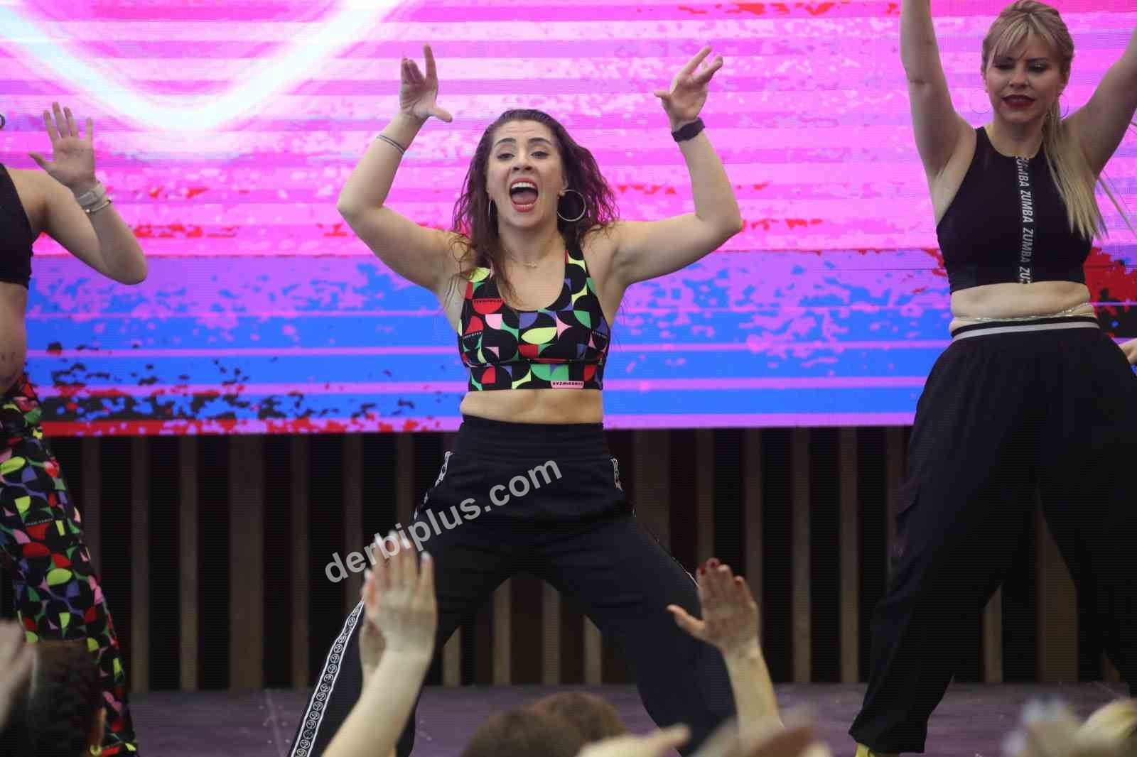 MERKEZEFENDİ BELEDİYESİ, İLÇEDEKİ DANS VE SPORSEVERLERİ ‘ZUMBA LOVESTAR MASTERCLASS’ ETKİNLİĞİNDE BİR ARAYA GETİRECEK. MERKEZEFENDİ BELEDİYE BAŞKANI ŞENİZ DOĞAN, ETKİNLİĞE YAKLAŞIK 500 ZUMBACININ KATILACAĞINI BELİRTEREK, TÜM HEMŞEHRİLERİNİ DAVET ETTİ.
